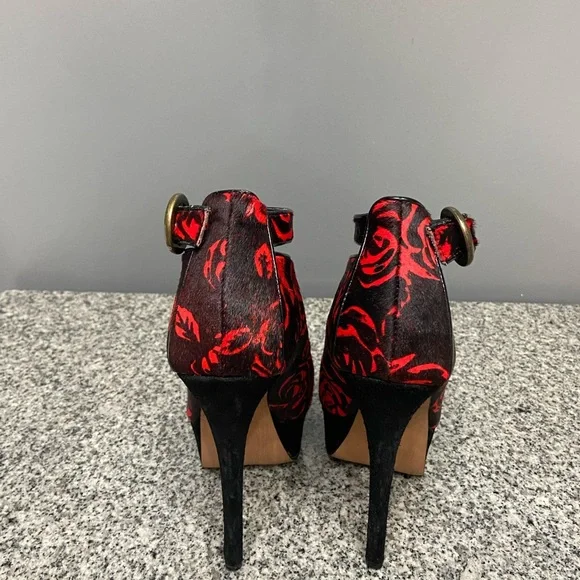 BETSEY JOHNSON Black/Red Roses Pony Hair Peep Toe Stiletto Platforms Whimsy  6.5 - Picture 5 of 17